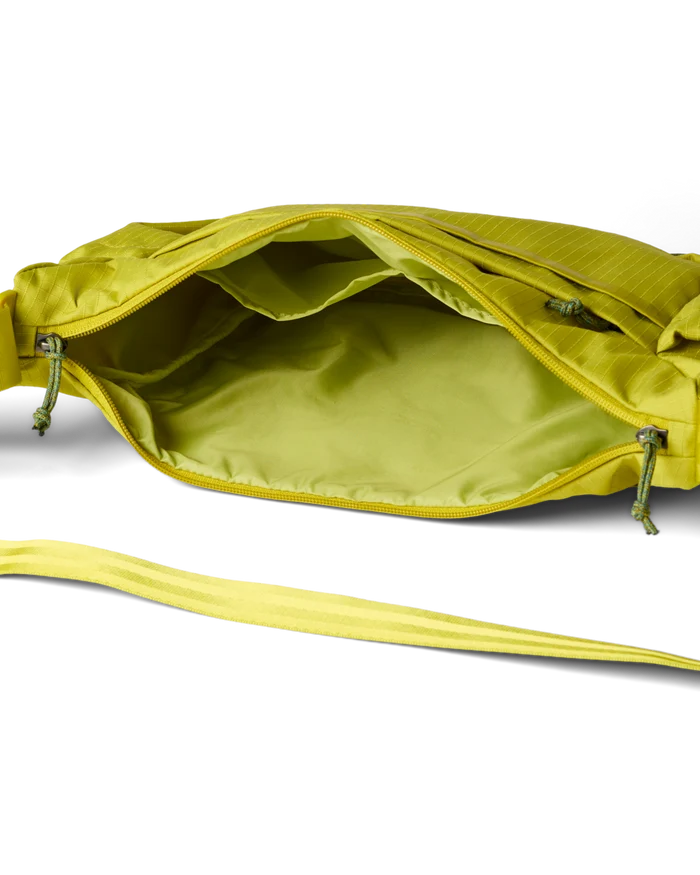 Viaje 9L Shoulder Bag